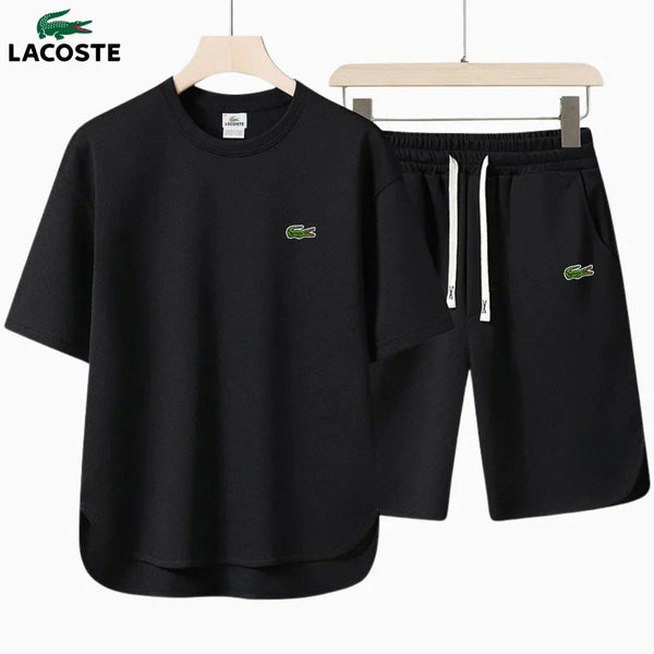 LACOSTE – Ensemble de base composé d’un t-shirt et d’un short