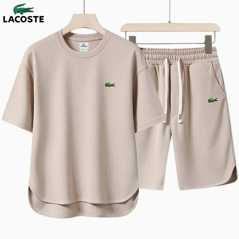 LACOSTE – Ensemble de base composé d’un t-shirt et d’un short