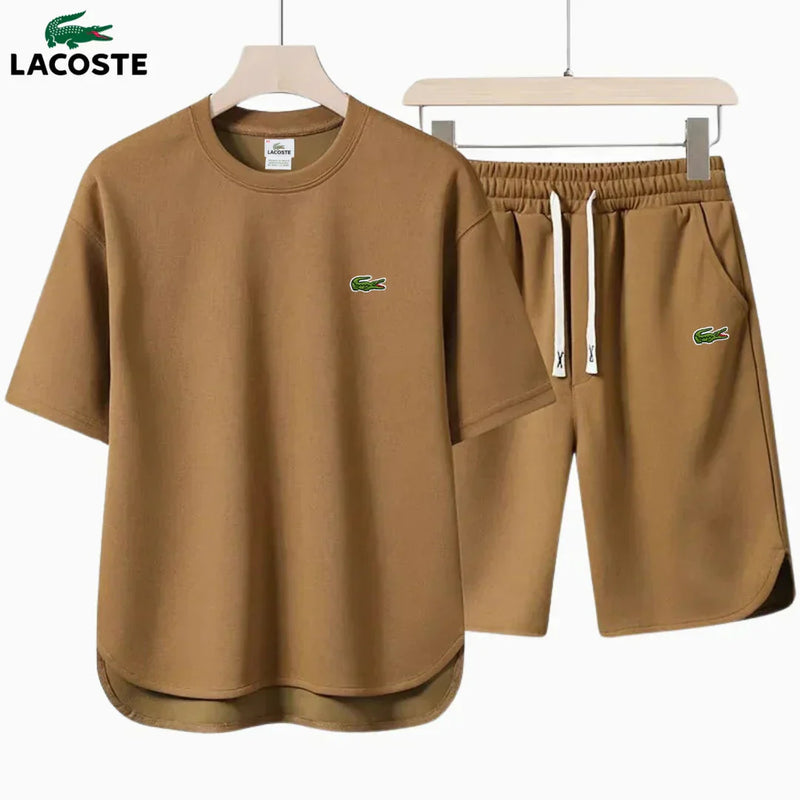 LACOSTE – Ensemble de base composé d’un t-shirt et d’un short