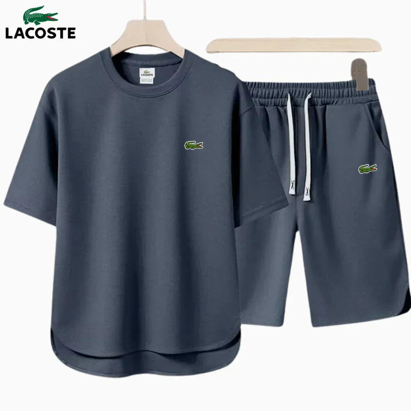 LACOSTE – Ensemble de base composé d’un t-shirt et d’un short